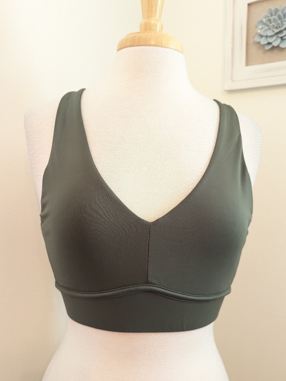 Fabletics All Day Every Day Adjustable Convertible Sports Bra Safari Green M - Picture 3 of 12